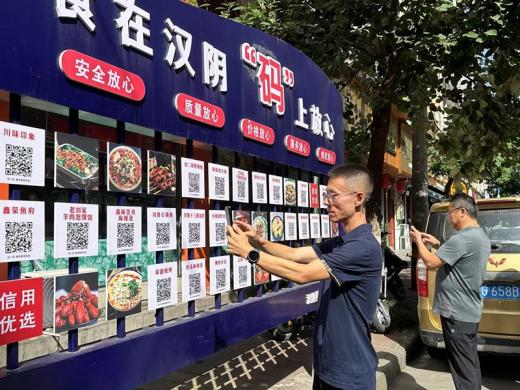 掃二維碼看后廚直播，安心+1